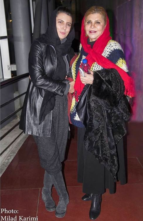 عکس لیلا حاتمی با شلوار عجیب در کنار مادرش