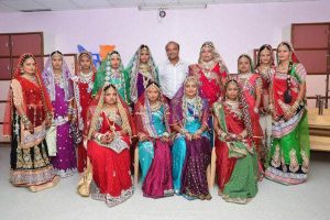 این مرد بطور رایگان برای دختران مراسم عروسی میگیرد + عکس دختران هندی