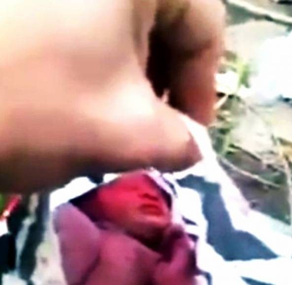 نوزاد تازه متولد شده در سطل زباله کنار خیابان پیدا شد! +عکس