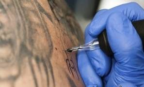 کنده شدن بدن به دست مرد تاتو کار در حین خالکوبی! +عکس