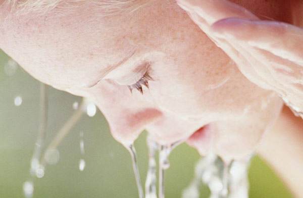 خاصیت های مفید آب گازدار برای پوست 