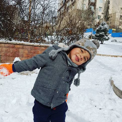 عکس های عاشقانه احسان خواجه امیری و همسرش در حال برف بازی