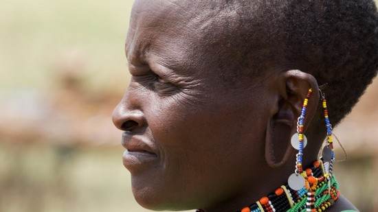 استانداردهای زیبایی در کنیا و دیگر بخش های آفریقا لاله گوش کشیده و موهای تراشیده است