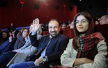 اصغر فرهادی در کنار همسر و دخترش