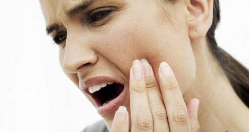 دلیل درد گرفتن دندان هنگام خوردن شیرینی های چسبنده چیست؟
