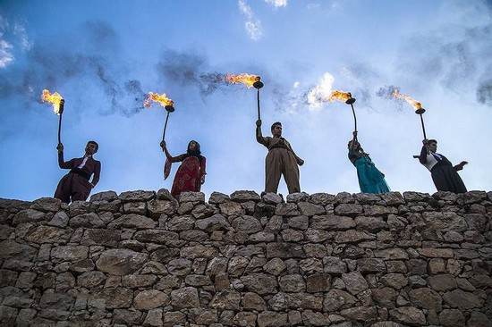 عکس های رقص و پایکوبی دختران کرد در مراسم شعله آتش
