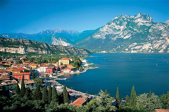 روستای گاردا ، در حاشیه دریاچه گاردا در شمال ایتالیا.
