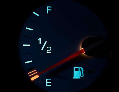 قبل از اینکه آمپر بنزین خودرو روشن شود باک را پر کنید!