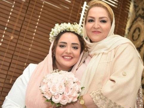 عکس نرگس محمدی و مادرش در مراسم عقد و ازدواجش