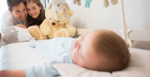 مشکل بیدار شدن نوزاد در نیمه شب و روش های صحیح خواباندن نوزاد