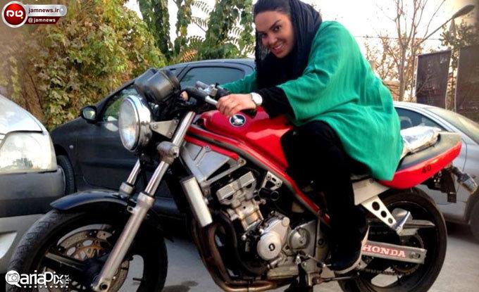 دختر موتورسوار ایرانی که لباس پسرانه می پوشید دستگیر شد! +عکس