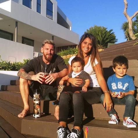 مسی در کنار نامزد و دو فرزندش