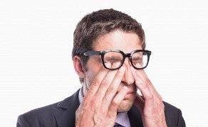 مالیدن چشم ها به دلیل خستگی چه عوارضی دارد؟