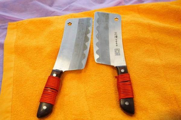 عکس های عجیب از ماساژ بدن با چاقوهای تیز و ساطور در تایلند!
