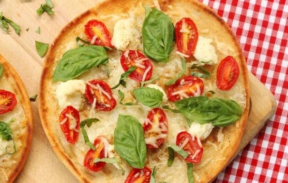 مینی پیتزا گوجه فرنگی و ریحان