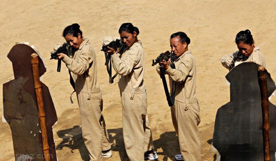 عکس های دختران زیبای هندی در حال تمرینات نظامی