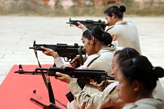 عکس های دختران زیبای هندی در حال تمرینات نظامی