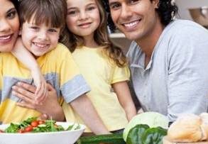 فواید غذا خوردن کودک در کنار خانواده