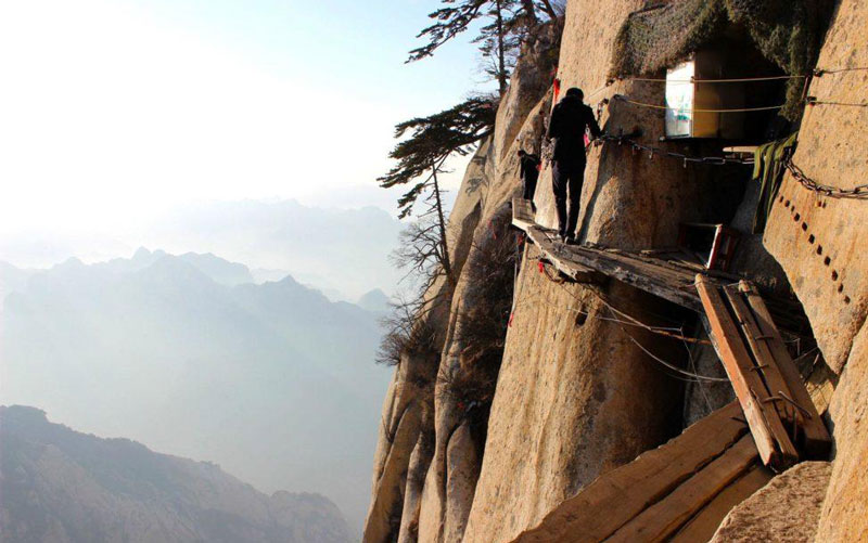 کوه های هوآشان در چین خطرناک ترین مسیر پیاده روی در جهان