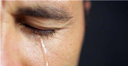 گریه های بی دلیل می تواند یکی از علائم آلزایمر باشد