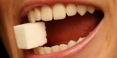 مصرف قند با دندان چه می کند؟