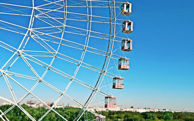 بزرگ ترین چرخ و فلک خاورمیانه در پارک و شهربازی ملت در مشهد