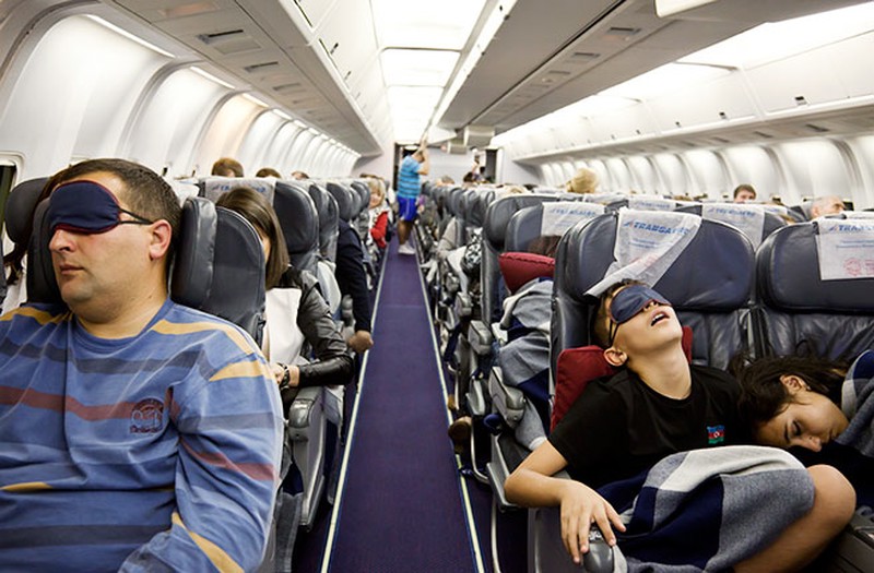 چگونه پرواز طولانی و خسته کننده را تحمل کنیم و در هواپیما سرگرم شویم؟
