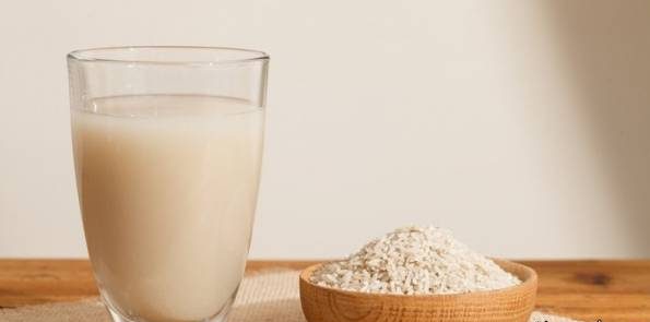 استفاده از لوسیون آب برنج برای از بین بردن چربی پوست