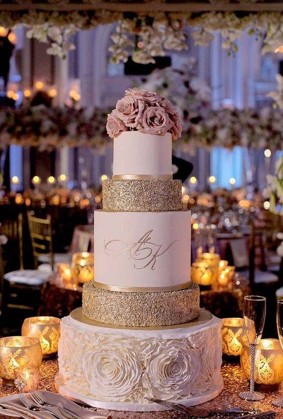تصاویر کیک عروسی سفید با تزیینات گل طبیعی