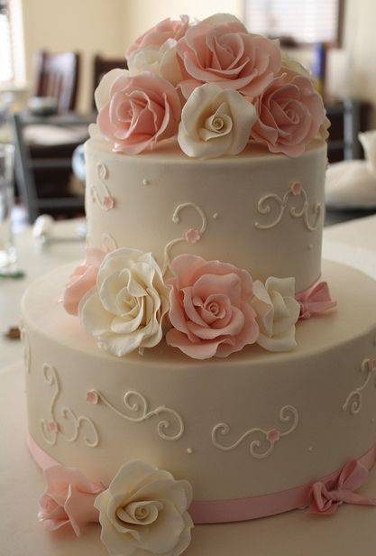 تصاویر کیک عروسی سفید با تزیینات گل طبیعی