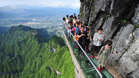 عکس های ترسناک ترین پیاده روی دنیا در ارتفاع 1400 متری روی شیشه!