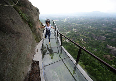 عکس های ترسناک ترین پیاده روی دنیا در ارتفاع 1400 متری روی شیشه!