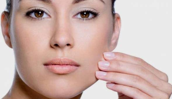 روش کشیدن پوست صورت در خانه بدون نیاز به جراحی