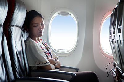 برای داشتن خواب راحت در هواپیما این کارها را بکنید