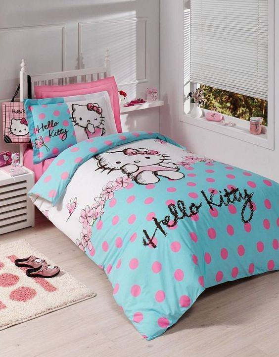 مدل دکوراسیون اتاق خواب کودک با تم کیتی و صورتی رنگ زیبا