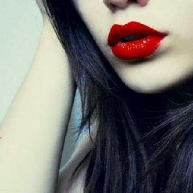 Девушка с красными губами и бритой писей