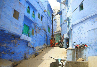 شهری عجیب با خانه های آبی، خیابان های آبی و دیوارهایی آبی رنگ+عکس