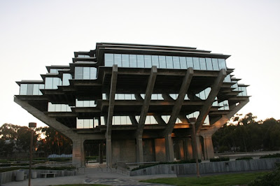 .کتابخانه UCSD Geisel (سن دیگو، کالیفرنیا، ایالات متحده)