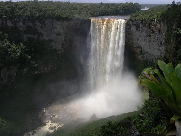 ۱۰ آبشار ناشناخته و زیبای جهان !