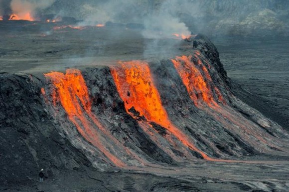 تصاویری زیبا از دهانه آتشفشان و مواد مذاب