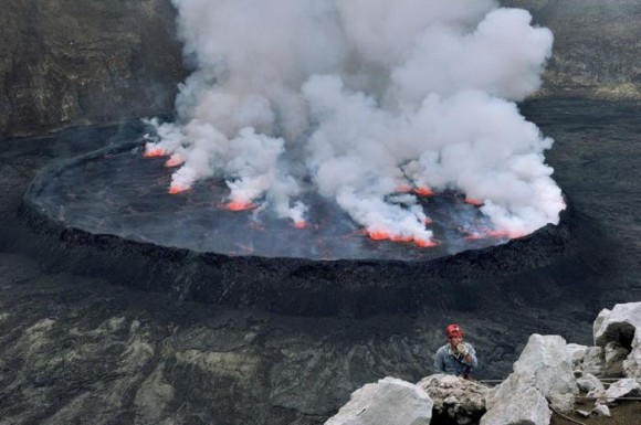 تصاویری زیبا از دهانه آتشفشان و مواد مذاب