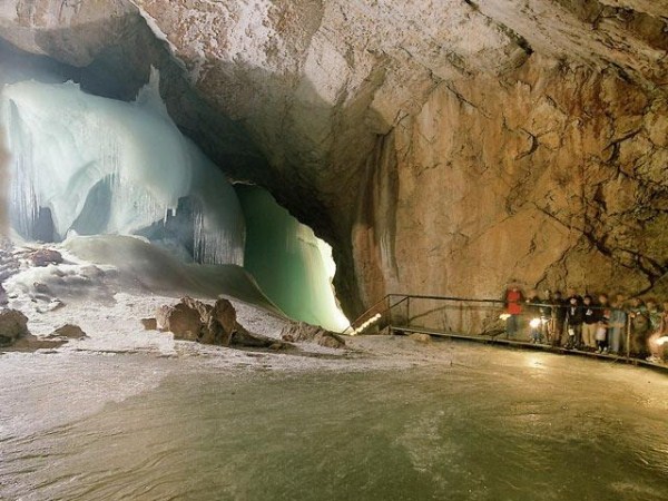 عکسهایی دیدنی از بزرگترین غار یخی دنیا
