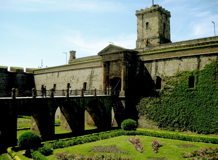 آشنایی با قلعه مونتجیک در اسپانیا