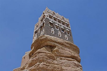 عکس های قصر زیبا روی صخره سنگی در یمن