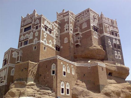 عکس های قصر زیبا روی صخره سنگی در یمن