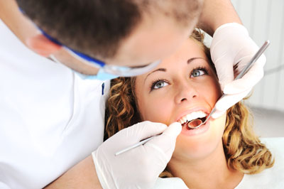 دلایلی که نشان میدهد باید به دندانپزشک مراجعه کنید 1