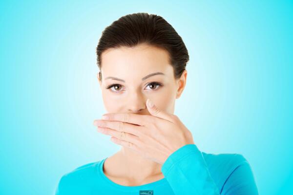 هفت دلیلی که باعث "بوی بد دهان می شود" و شما نمی دانید!