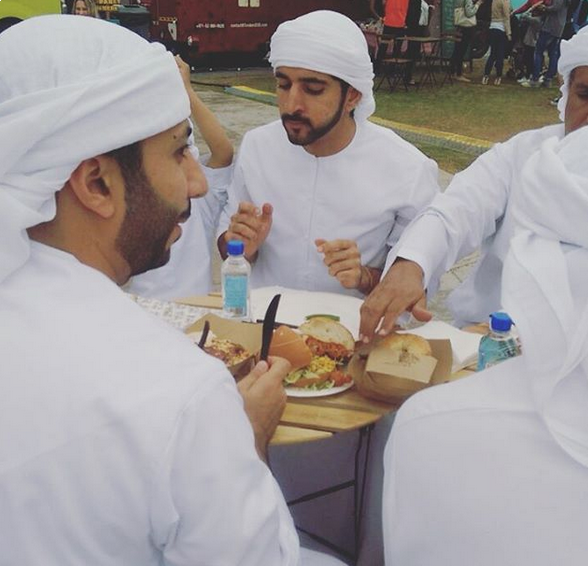عکس های پسر پولدار عرب در حال خوردن ساندویچ طلای 24 عیار