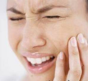 دلیل درد گرفتن دندان هنگام خوردن شیرینی های چسبنده چیست؟ 1