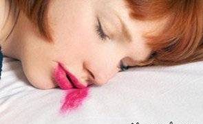خوابیدن با آرایش چه بلایی بر سر پوست می آورد؟ 1